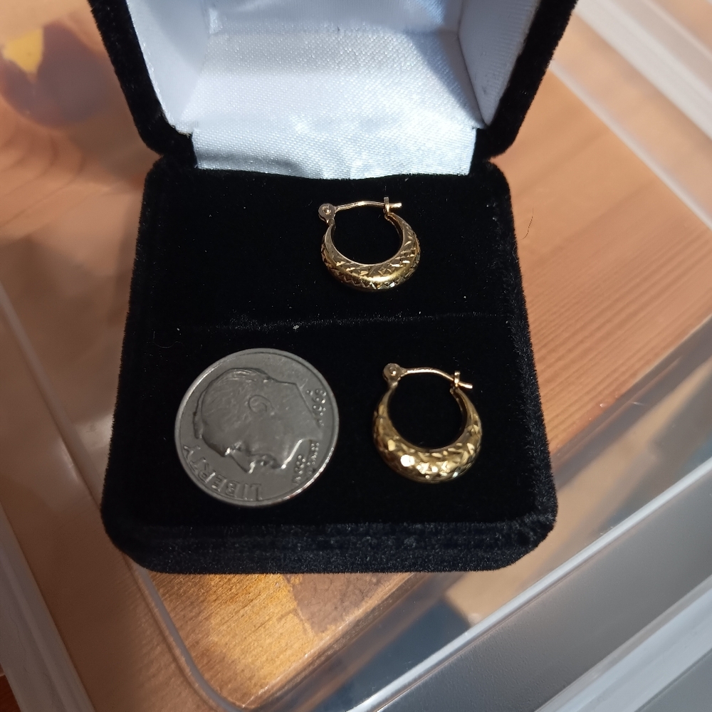 10k Elegant Gold Hoop Earrings. - Picture 2 of 3